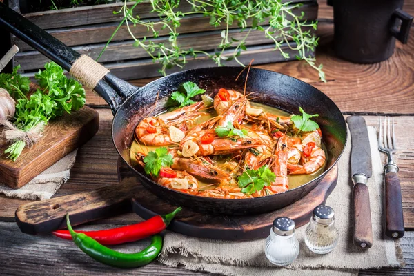 Smakelijke garnalen met knoflook en koriander — Stockfoto