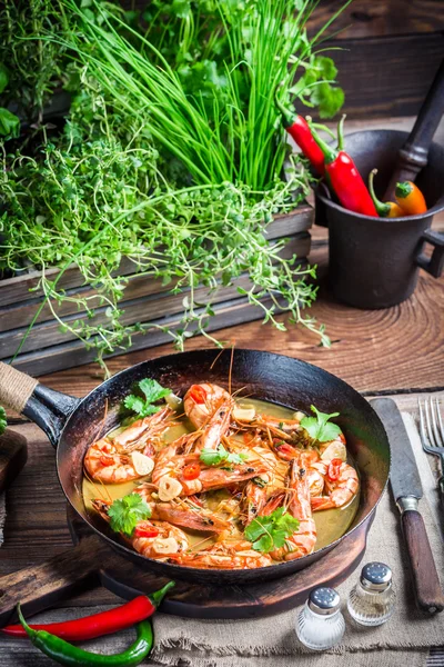 Smakelijke garnalen met knoflook en rode paprika — Stockfoto