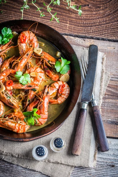 Sabrosos langostinos con ajo y cilantro —  Fotos de Stock