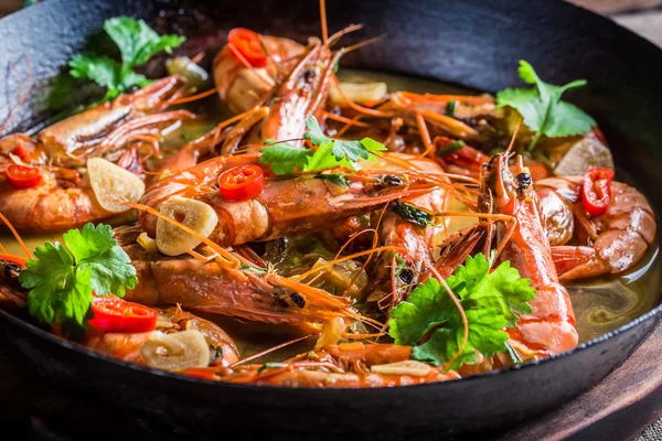 Gebakken garnalen met knoflook en koriander — Stockfoto