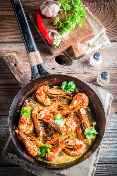 Gebratene Garnelen mit Knoblauch und Paprika — Stockfoto