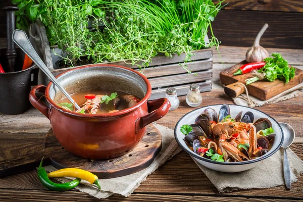 Суп из морепродуктов с лангустинами и мидиями — стоковое фото
