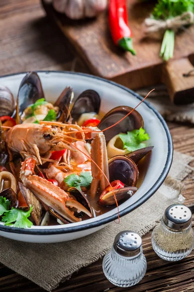 Smakelijke vis soep met langoustines en mosselen — Stockfoto