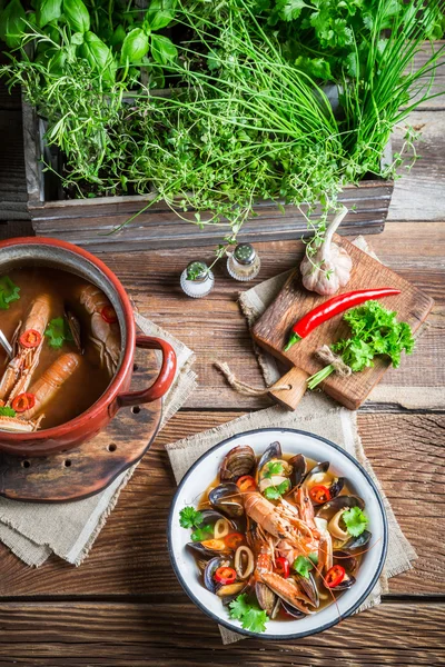 Fischsuppe mit Muscheln und Garnelen — Stockfoto