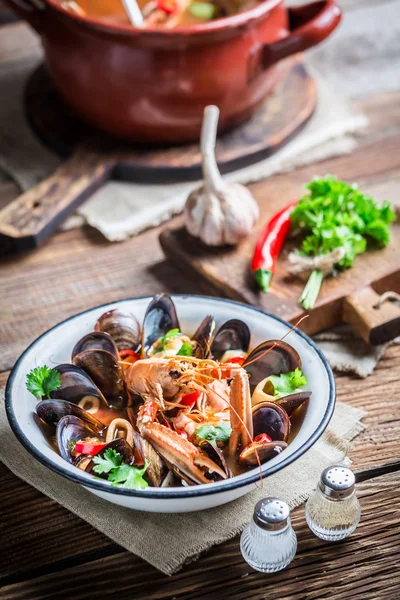 Sopa de frutos do mar saborosa com camarões e mexilhões — Fotografia de Stock