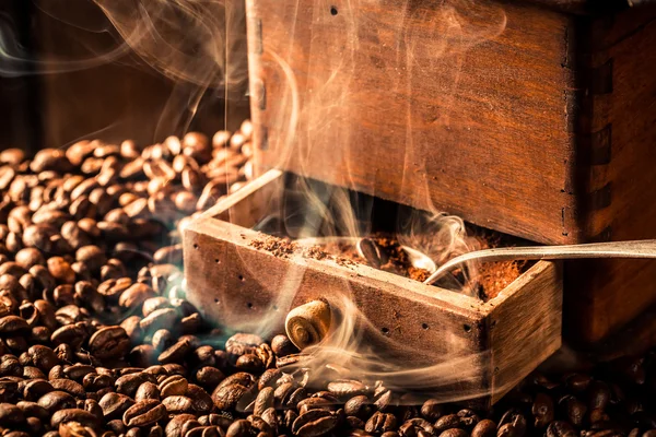 Doften av nybryggt kaffe frön — Stockfoto