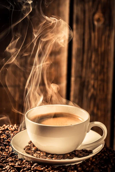 Aroma šálek kávy s pražená zrna — Stock fotografie