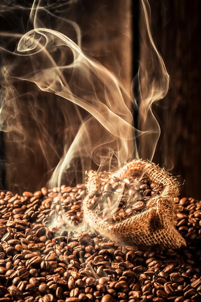 Кофейная сумка, полная семян аромата — стоковое фото