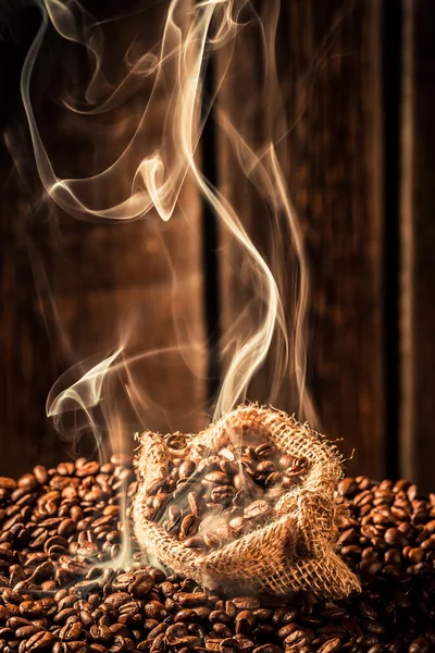 Sacchetto di caffè pieno di chicchi tostati fragranza — Foto Stock