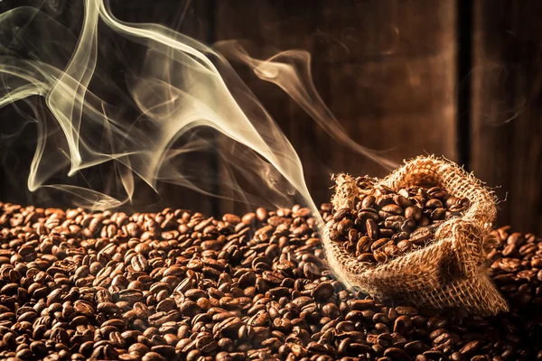 Saco de café cheio de fragrância grãos torrados — Fotografia de Stock