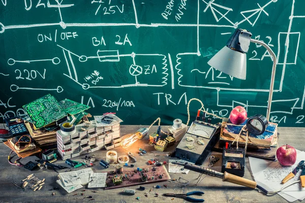 Componenti elettronici nel laboratorio scolastico — Foto Stock