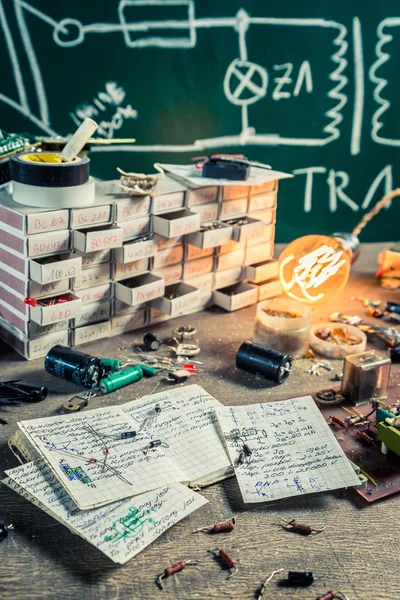Meja kerja elektronik antik di laboratorium fisika — Stok Foto