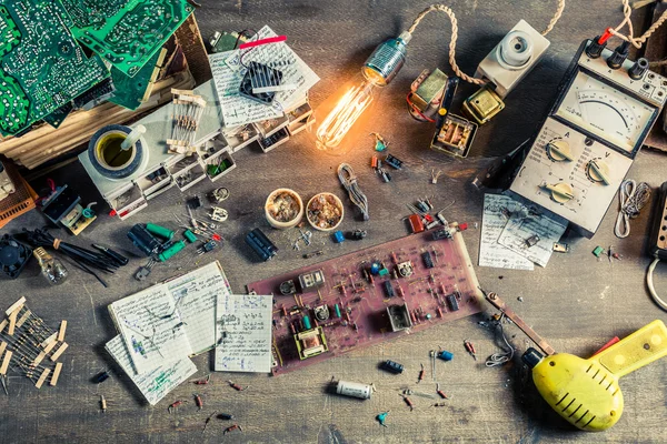 Meja kerja elektronik antik di lab sekolah — Stok Foto