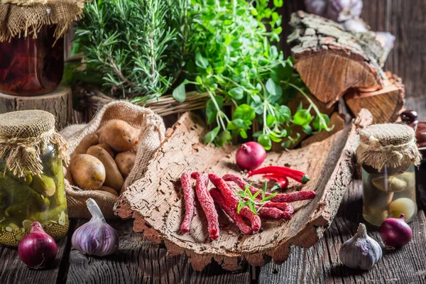 Salsicce kabanos fresche in cantina — Foto Stock