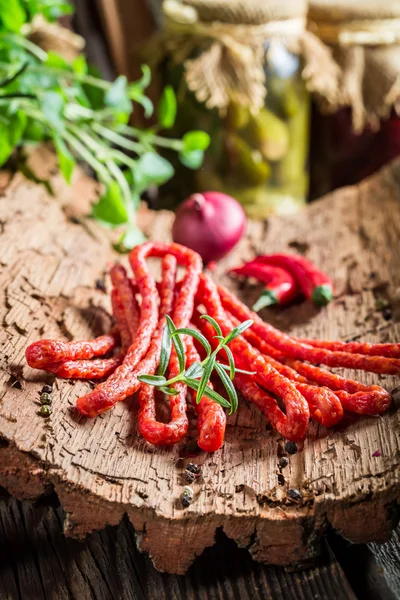 Gustose salsicce sottili in cantina — Foto Stock