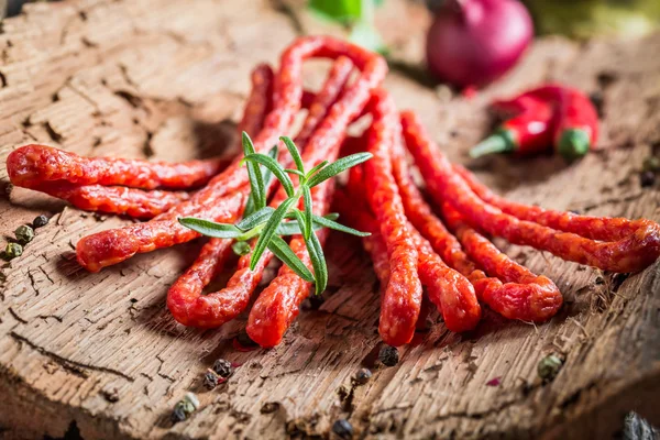 Salsichas kabanos saborosas na despensa rural — Fotografia de Stock