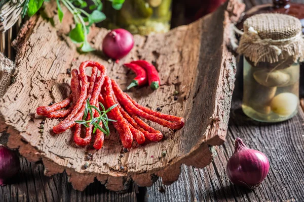 Gerookte kabanos worsten in pantry — Stockfoto