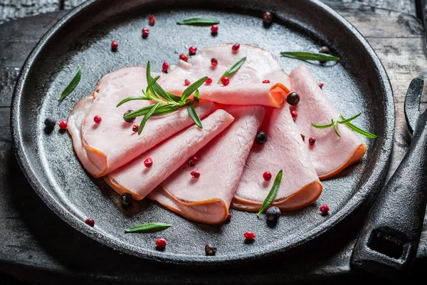 Carnes frías ahumadas en cartón enterrado —  Fotos de Stock