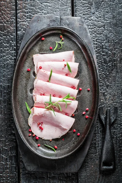 Smakelijke ham op begraven bord — Stockfoto