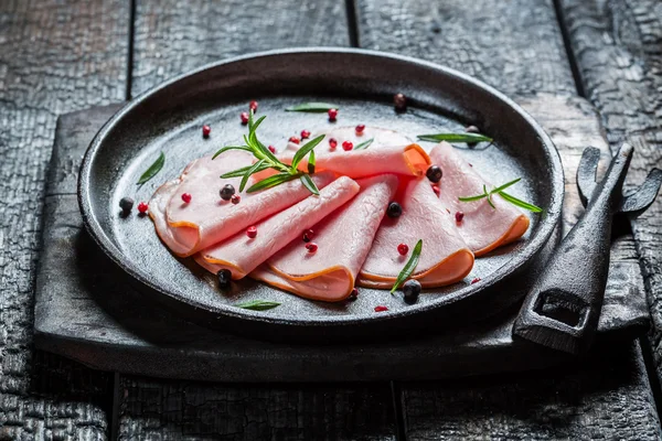 Carnes frias frescas com ervas e pimenta — Fotografia de Stock