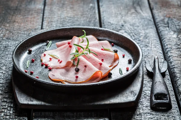 Carnes frias frescas com pimenta e ervas — Fotografia de Stock