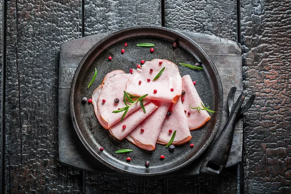 Verse koude vleeswaren met peper en kruiden — Stockfoto