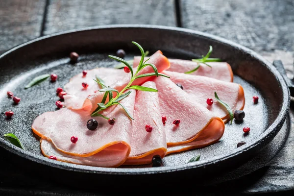 Smakelijke vleeswaren met kruiden en peper — Stockfoto