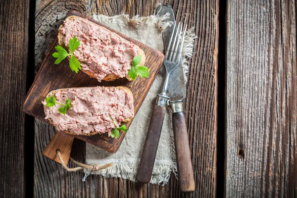 Delicioso sándwich de paté con perejil — Foto de Stock