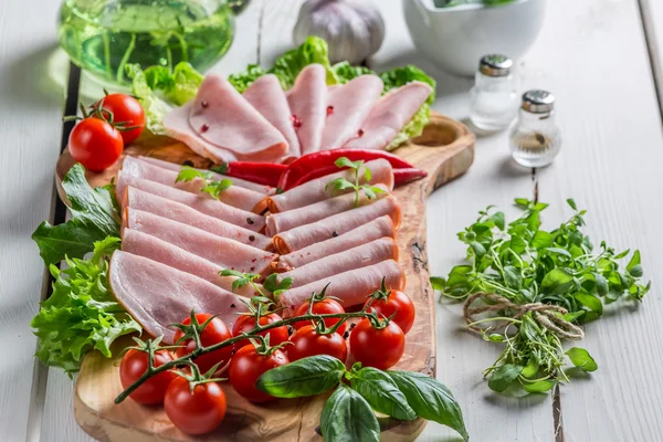 Gerookte vleeswaren met kruiden en peper — Stockfoto