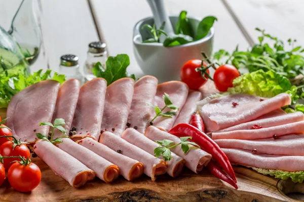 Gerookte ham met kruiden en peper — Stockfoto