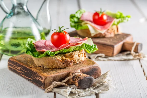 Läckra salami med tomat och sallad — Stockfoto
