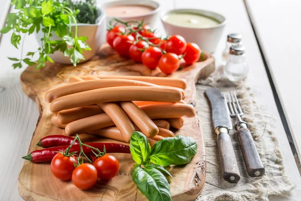 Salsicce fatte in casa con verdure ed erbe aromatiche — Foto Stock