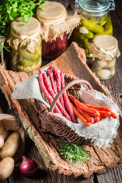 Salsichas kabanos saborosas em cesta — Fotografia de Stock