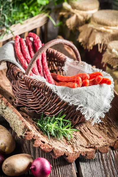 Вкусные сосиски кабанос в кладовой — стоковое фото