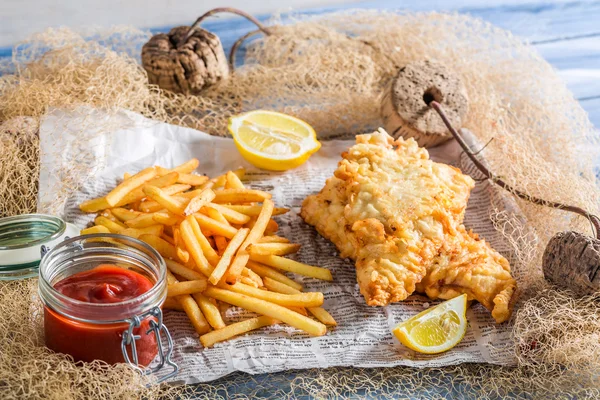 Hot fish and chips in newspaper — Stock Photo, Image