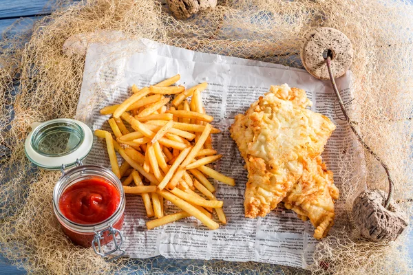 Hot fish and chips served in paper — Stock Photo, Image