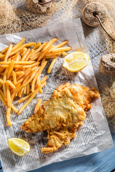 Leckere Fish and Chips in Papier serviert — Stockfoto