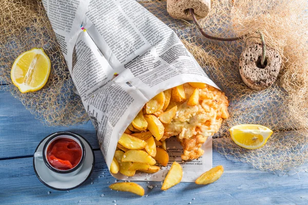 Homemade fish and chips served in paper — Stock Photo, Image