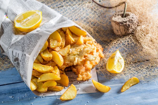 Bacalhau de peixe quente com batatas fritas com limão — Fotografia de Stock