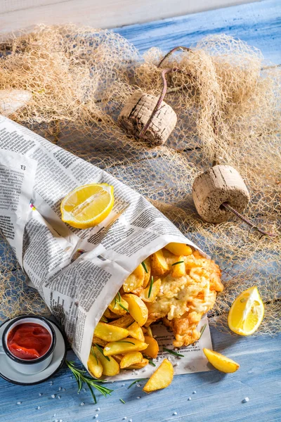 Pesce fatto in casa e patatine al limone — Foto Stock