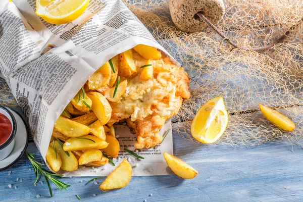 Bacalao de pescado casero con patatas fritas con limón — Foto de Stock