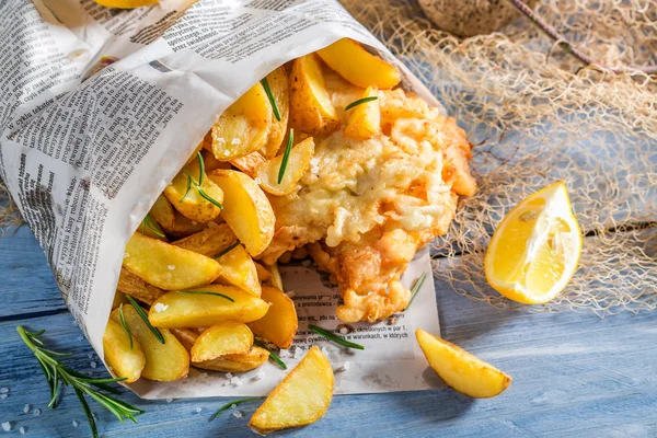 Bacalhau de peixe delicioso com batatas fritas com limão — Fotografia de Stock