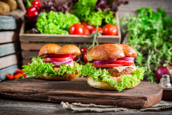 Hambúrguer saboroso com carne e queijo — Fotografia de Stock