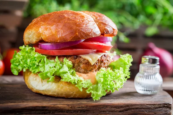 Домашний гамбургер с овощами — стоковое фото