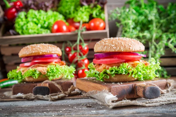 Čerstvé burger s kuřetem — Stock fotografie