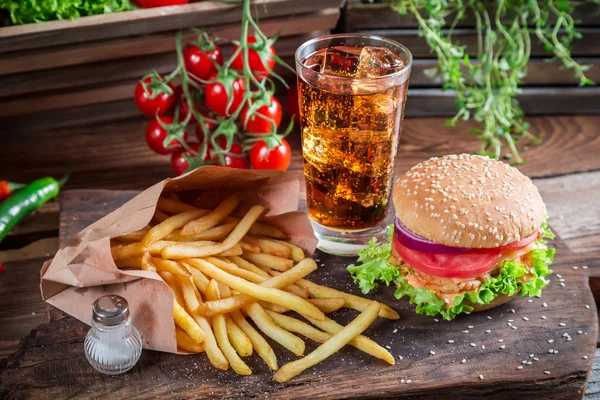 Lezzetli hamburger soğuk içecek ve patates kızartması ile — Stok fotoğraf