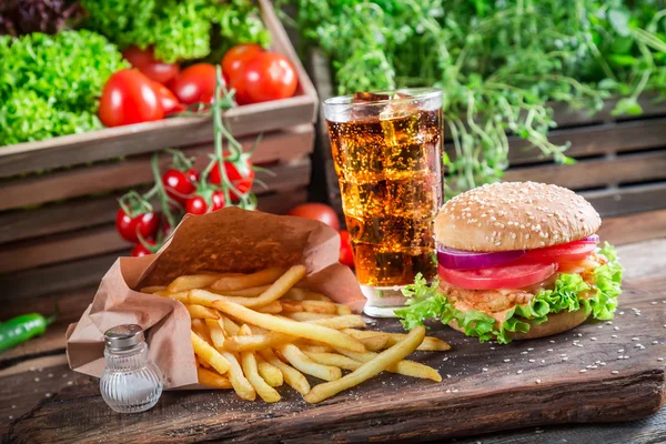 Hamburger di pollo fresco con bevanda fredda e patatine fritte — Foto Stock