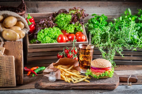 Leckere Hamburger mit Pommes und Kaltgetränk — Stockfoto