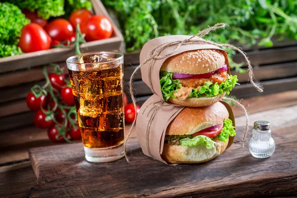 Takeaway hambúrguer saboroso com bebida fria — Fotografia de Stock