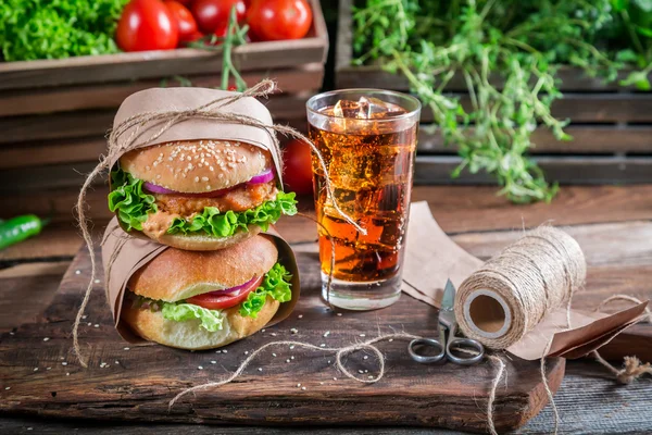 Takeaway delizioso hamburger con bevanda fredda — Foto Stock